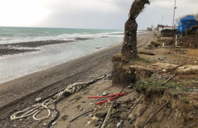 I segni della mareggiata che ha colpito Sant'Angelo